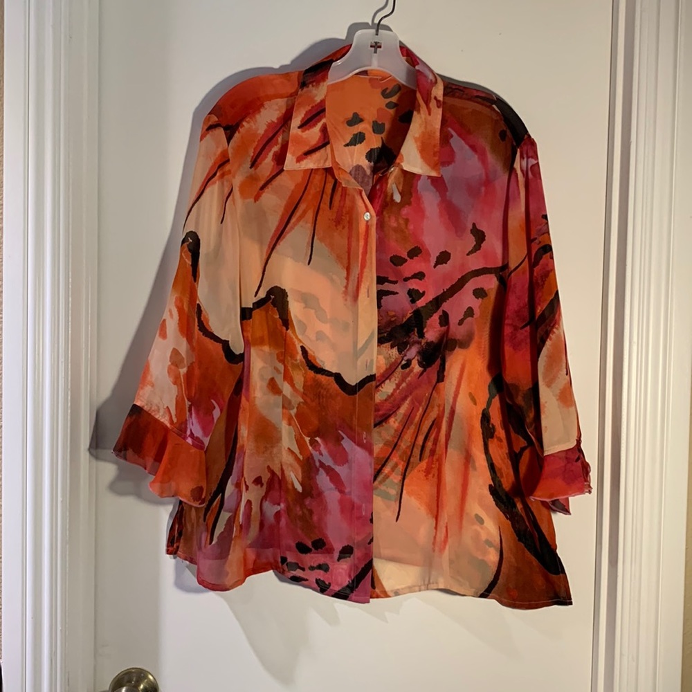 Stunning “event” print blouse.Pink orange apricot black accents Shell button